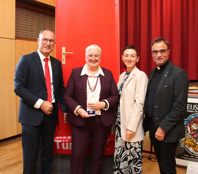 Regina Hertlein (2.v.l.) wurde mit der Dankmedaille ausgezeichnet (mit Vorstand Volker Hemmerich, Diözesan-Caritasdirektorin Birgit Schaer und Dekan Karl Jung) | Foto: Caritas MA