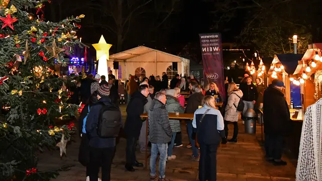 Stimmungsvolle Szene vom Landstuhler Advent 2024. Für den Weihnachtsmarkt Landstuhl 2025 setzt die Stadt auf ein neues Konzept mit kürzerer Dauer und Standort an der Stadthalle. | Foto: Erik Stegner