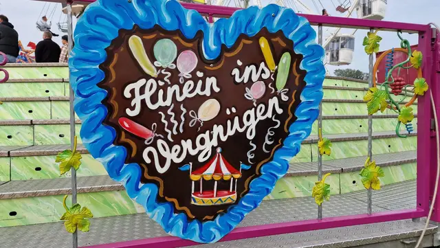 "Hinein ins Vergnügen": Mit dieser Aufforderung laden die Schausteller ein | Foto: Ralf Vester