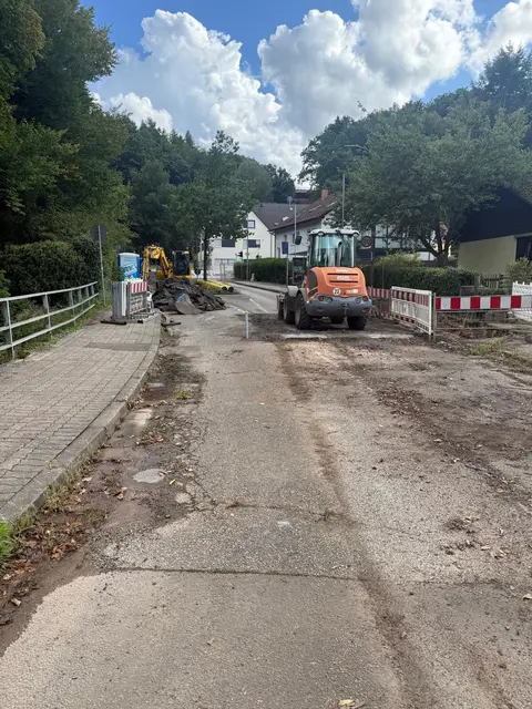 Unter Vollsperrung erfolgt die Sanierung der Fahrbahndecke bei der Waschmühle | Foto: Alexander Lenz/gratis