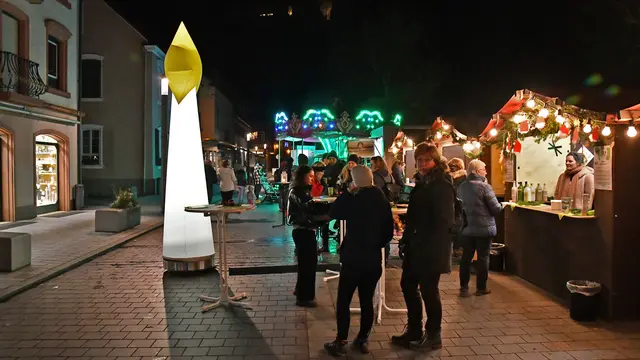 Archivbild vom Weihnachtsmarkt Landstuhl 2024 am Alten Markt. Wegen geringer Besucherzahlen wird der Landstuhler Advent 2025 an der Stadthalle gefeiert. | Foto: Erik Stegner