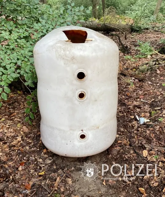 Wer hat diesen Öltank illegal im Wald entsorgt. | Foto: Polizei Neustadt