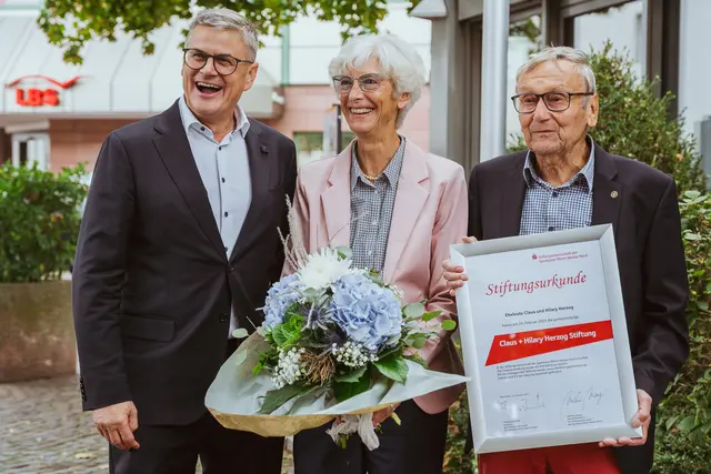 Haben Anlass zur Freude: Sparkassen-Vorstand Thomas Kowalski (l.) neben dem Stifter-Ehepaar Hilary und Claus Herzog | Foto: Sparkasse Rhein-Neckar