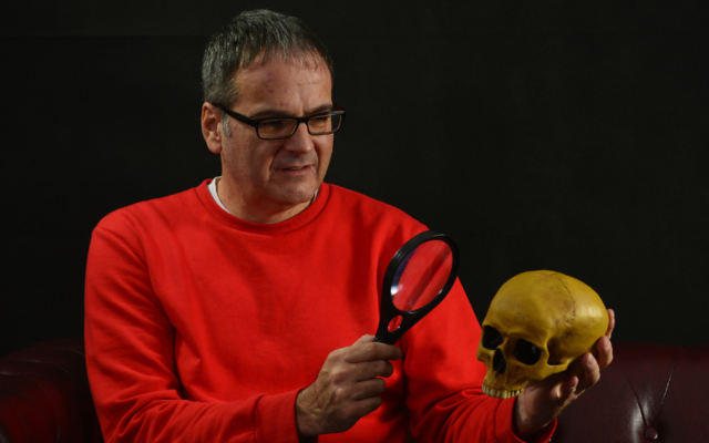 Krimiautor Harald Schneider liest am Freitag, 17. Oktober 2025, in der Stadtbücherei Neustadt aus seinem neuen Palzki-Fall Pfalz Wein Mord | Foto: Peter Kauert/gratis