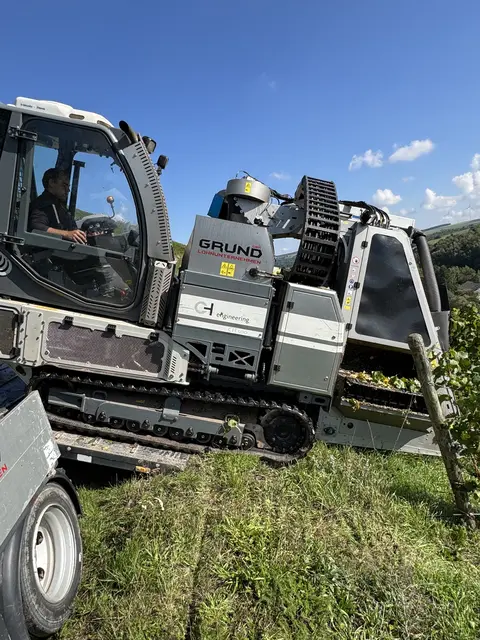 Der Steillagen-Vollernter bei der Fahrt auf die sichernde Rampe  | Foto: Arno Mohr 