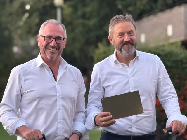 Aus Partnern wurden Freunde: Germersheims Bürgermeister Marcus Schaile (links im Bild) und sein ungarischer Amtskollege József Baracskai während der Feierlichkeiten zum zwanzigjährigen Bestehen der Städtepartnerschaft Germersheim und Zalaszentgrót im September 2025 in der ungarischen Partnerstadt. | Foto: Nelles - Stadt Germersheim/frei