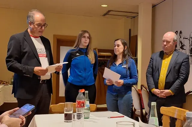 Warten gespannt auf das Resultat von Matthias Roth (von links): Lea Baum, Lisa Weller und Tristan Werner | Foto: E. Gehrhardt