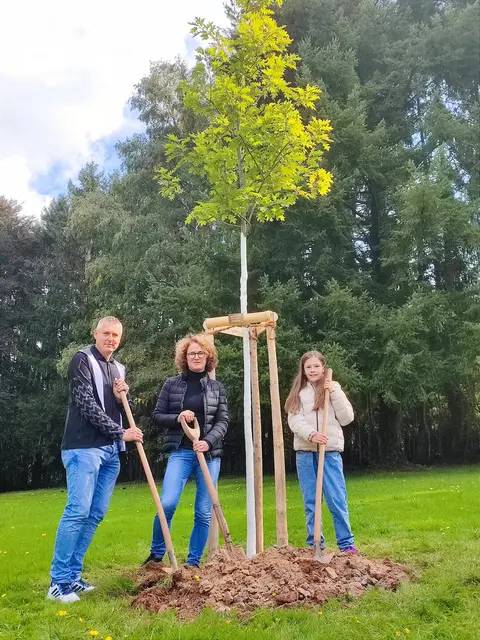 Greta (rechts) übernimmt die Patenschaft | Foto: Kreisstadt St. Wendel – Josef Bonenberger