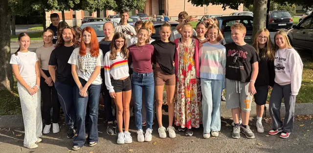 Zwei Schülerinnen des Goethe Gymnasiums Germersheim (vordere Reihe, 5. und 6. v.r.), die dank der Unterstützung der Schulleitung mit nach Zalaszentgrót gereist waren, knüpften erste Kontakte mit einer 8. Klasse der Zalaszentgróter Sekundarschule und warben für einen Schüleraustausch mit dem GGG. | Foto: Nelles - Stadt Germersheim/frei