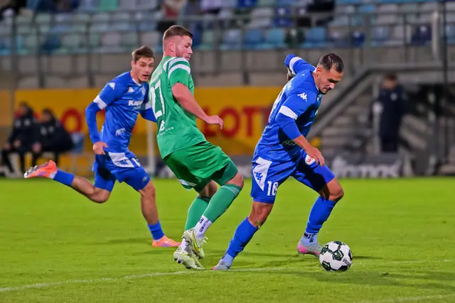 Mit Tempo und Ballkontrolle setzt sich Luka Dimitrijevic (rechts) gegen die Defensive des SV Auersmacher durch – der Angreifer war kaum zu stoppen. | Foto: Erik Stegner