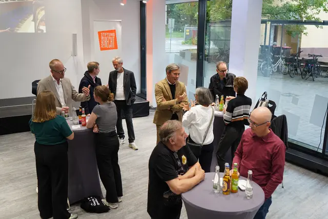 Nach dem „Dialog-Impuls“ gibt es die Möglichkeit, miteinander ins Gespräch zu kommen. | Foto: Stiftung Forum Recht 