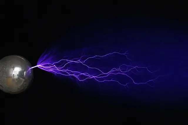 Wir lassen es blitzen: Das Lehramtsstudium Physik an der PHKA bei Schnuppertag am 27. Oktober kennenlernen.  | Foto: David Zucker