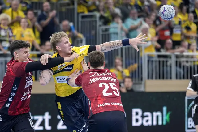 Der Flensburger Marko Grgić (links), Löwe Edwin Aspenbäck (Mitte) und der Flensburger Lukas Jørgensen (rechts), im Kampf um den Ball.  | Foto: Zimmermann/PIX-Sportfotos
