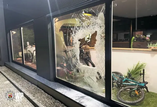 Einbruch in Ramstein-Miesenbach: Unbekannte Täter schlugen das Schaufenster eines Fachgeschäfts ein und stahlen zwei hochwertige E-Bikes im Wert von rund 20.000 Euro. | Foto: Polizeipräsidium Westpfalz