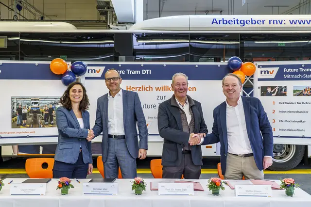v.l. Gizem Weber (DTI Projektkoordinatorin), Christian Volz (Kaufmännischer Geschäftsführer rnv GmbH), Prof. Dr. Franz Egle (Geschäftsführender Vostand DTI) und Steffen Grimm (rnv Personalchef) unterzeichnen die Kooperation. | Foto: rnv GmbH/Haubner