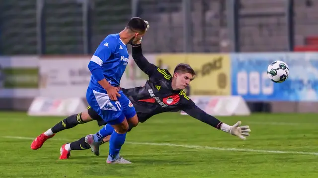 Luka Dimitrijevic vom FK Pirmasens überwindet den Torhüter des SV Auersmacher – eine von insgesamt vier erfolgreichen Aktionen des Flügelstürmers beim 5:1-Sieg. | Foto: Erik Stegner