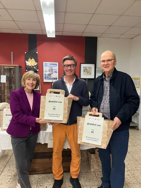 Die Geschenktüten überreichten Margarethe Ohler-Grabenstein und Gilbert Bürk von der Bürgerstiftung an Oliver Frowerk (Bildmitte), Leiter der Tafel in Bruchsal. | Foto: BürgerStiftung