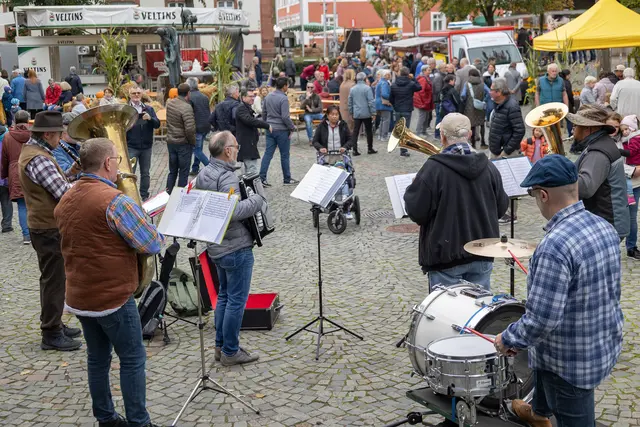 Zünftige Klänge auf dem Bauernmarkt: Die „Ramsteiner Straßenmusikanten“ sorgten mit Blasmusik für Stimmung im Stadtzentrum. | Foto: Stefan Layes