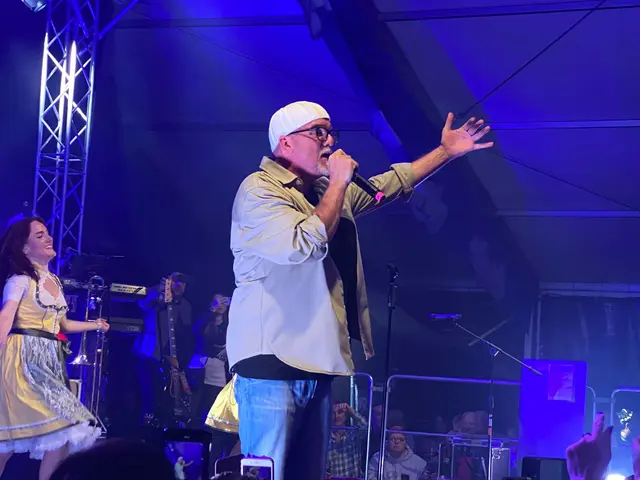 DJ Ötzi hat den Laden auf dem Lautrer Oktoberfest voll im Griff | Foto: Uwe Graf