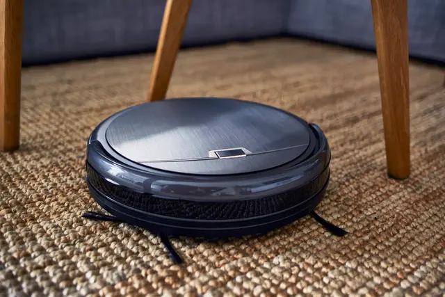 Im Inneren des Hauses war ein automatischer Saugroboter unterwegs, der planmäßig seinen nächtlichen Reinigungsdurchlauf absolvierte | Foto: AdobeStock_256702290
