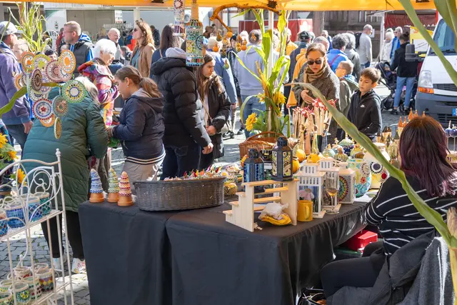 Bunte Handwerkskunst beim Ramsteiner Bauernmarkt: Zahlreiche Stände boten dekorative Unikate und kreative Geschenkideen an. | Foto: Stefan Layes
