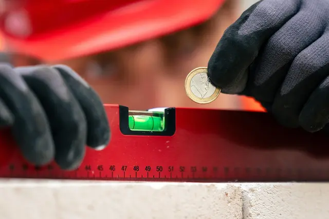 Azubis müssen auf jeden Euro achten | Foto:  IG Bau/Nils Hillebrand