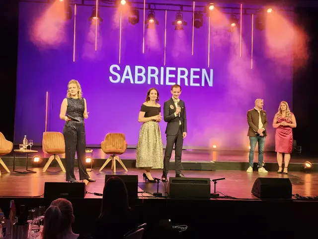 Raten von Begriffen mit Hilfen durch das Publikum.  | Foto: Michael Landgraf