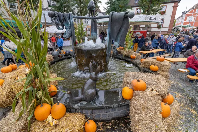 Herbstliche Stimmung in Ramstein: Der Brunnen im Stadtzentrum wurde zum 27. Bauernmarkt mit Kürbissen und Strohballen geschmückt und lockte zahlreiche Besucher an. | Foto: Stefan Layes