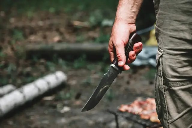 Ein Jagdmesser, dessen Klinge 22 Zentimeter misst, war auch im Spiel | Foto: AdobeStock_444944193