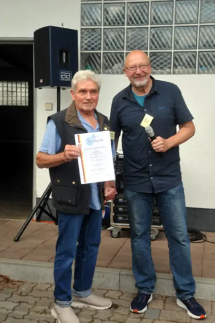 Tom Finkes von der Bundes Ehrengilde überreicht Theo Herberger die Urkunde für die langjährige Mitgliedschaft | Foto: Rudi Birkmeyer