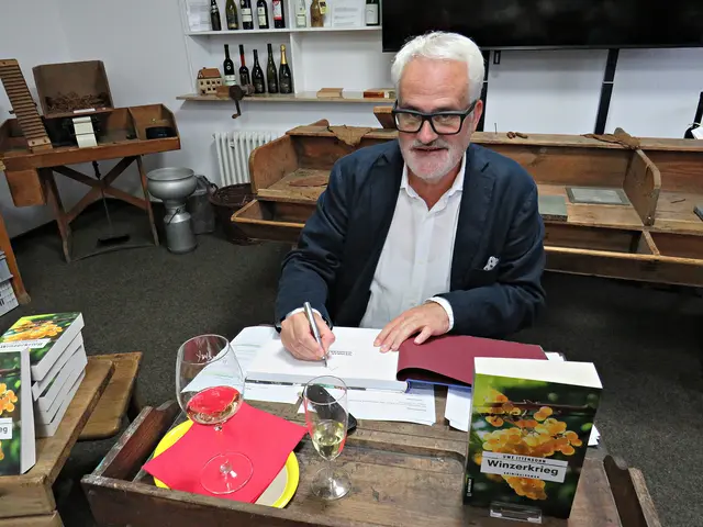 Bitte einmal Buch signieren! | Foto: Brigitte Melder