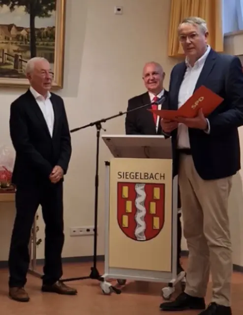  Links Gerhard Piontek (OB a.D.), rechts Ministerpräsident Alexander Schweitzer während seiner Laudatio. | Foto: Frank Pfaff