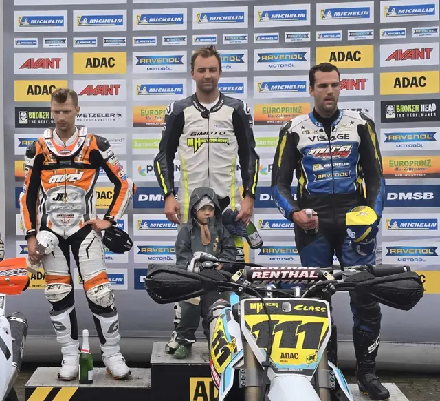 Markus Class (Bildmitte) gewann den ersten Lauf von der Internationalen deutschen Supermotomeisterschaft | Foto: Frank Wick