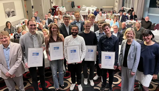 Verleihung des Heinz-Kappes-Preises 2025 an die diesjährigen Gewinner durch den Rotary Club Karlsruhe Fächerstadt (RC). Auf dem Bild Preisträger und Laudatoren v.l.n.r.: Thomas Offenloch (RC), Luca Wernert, Anna-Lena Zorn, Pirmin Schroff (RC), Ahmad Hawarnah, Ben Rudolph (RC), Mathis Alt, Daniel Wensauer-Sieber (RC), Felix Hörner (CycleSense), Michel Weber (CycleSense) , Yvette Melchien (Sozialbürgermeistern der Stadt Karlsruhe) und Dr. Gerade Frank (Präsidentin des RC)

 | Foto: Christopher Weiler