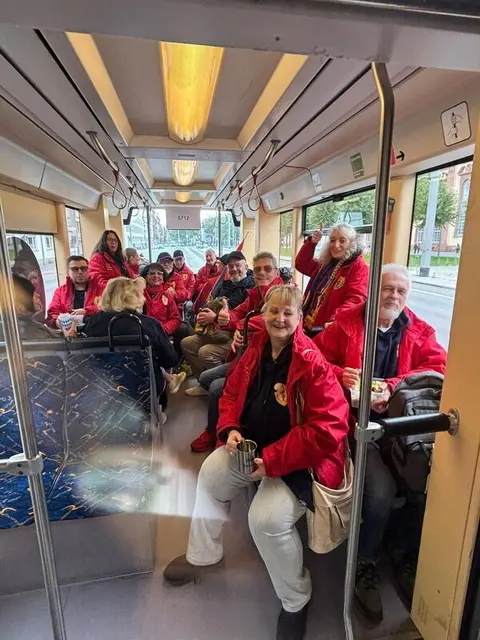 Der (fast) optimale Transport - fährt zwar nicht von Tür zu Tür, aber die Zeit vergeht wie im Flug. | Foto: MTC