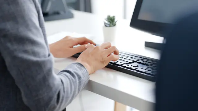 In der digitalen Sprechstunde der Pfalzbibliothek lernen die Teilnehmenden Wichtiges zu Computer, Smartphone und Internet | Foto: Nattakorn/stock.adobe.com