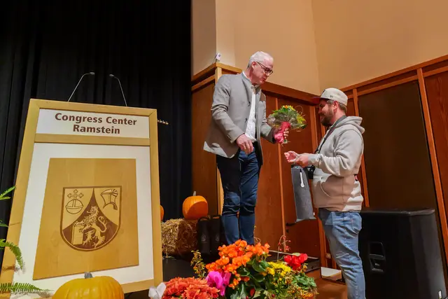 Als Dank für sein Engagement überreichte Stadtbürgermeister Ralf Hechler Marktmeister Joshua Schirra einen Blumenstrauß. | Foto: Erik Stegner