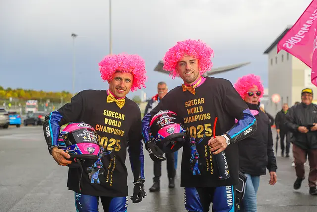 Beifahrer Kevin Rousseau (links) und Harry Payne holten sich in Oschersleben den zweiten Seitenwagen WM-Titel | Foto: Marcel Uhlmann
