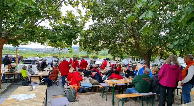Lange dominierten die roten Jacken auf dem Annaberg, aber allmählich wird es Zeit für den "Abmarsch". | Foto: MTC