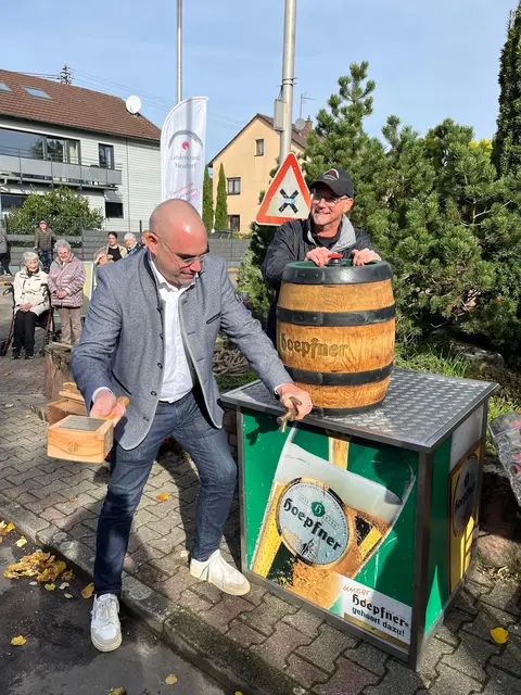 Foto: MGV Liederkranz: Bürgmeister Eheim beim Fassanstich