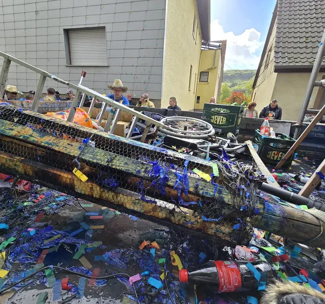 Der Kerwestrauß hatte plötzlich Feuer gefangen | Foto: Feuerwehr Olsbrücken