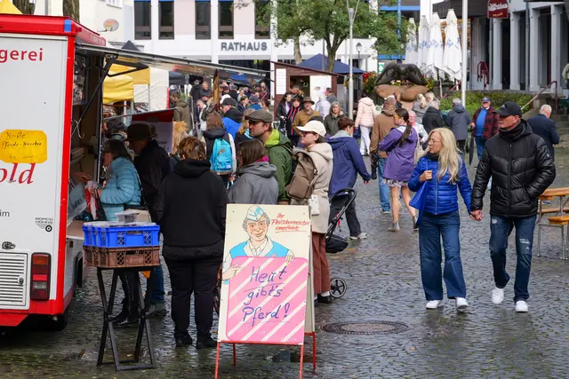 Lebendiges Markttreiben in der Innenstadt: Tausende Besucher schlenderten am Sonntag trotz Regen am Vormittag über den Bauernmarkt.Ramstein.  | Foto: Erik Stegner
