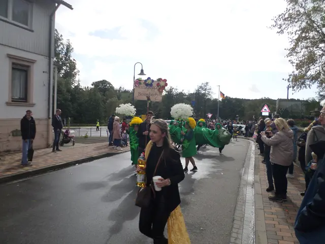 Die Tanzgruppe von Bosenbach schlängelt sich als Raupe durch die Straße | Foto: Anja Stemler