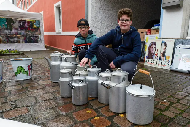 Junge Händler mit alten Milchkannen – Szene vom Ramsteiner Bauernmarkt. | Foto: Erik Stegner