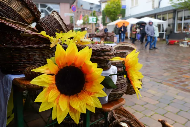 Herbstliche Deko und Kunsthandwerk bestimmten das Bild auf dem Ramsteiner Bauernmarkt. | Foto: Erik Stegner