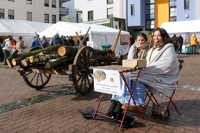Gut gelaunt trotz Herbstkälte: Am Stand mit dem antiken Leiterwagen konnten Besucher beim Bauernmarkt heimische Baumarten erraten. | Foto: Erik Stegner