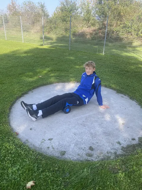 Max Schubert in Heidesheim auf der Blackroll (Faszienrolle) | Foto: Laura Schubert