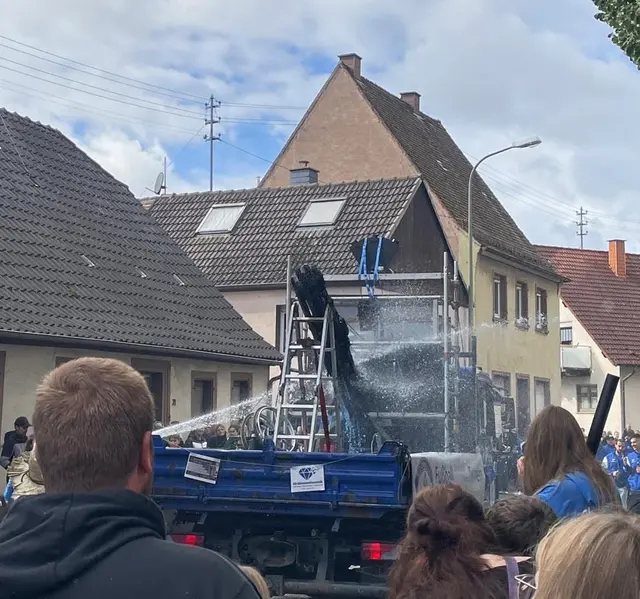 Die Einsatzkräfte, die mit dem Mittleren Löschfahrzeug (MLF) unmittelbar hinter dem betroffenen Wagen fuhren, reagierten umgehend und löschten den Brand mit dem Schnellangriff | Foto: Feuerwehr Olsbrücken