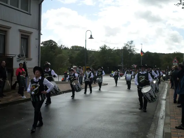 Mit Tam-Tam ging der Umzug los | Foto: Anja Stemler