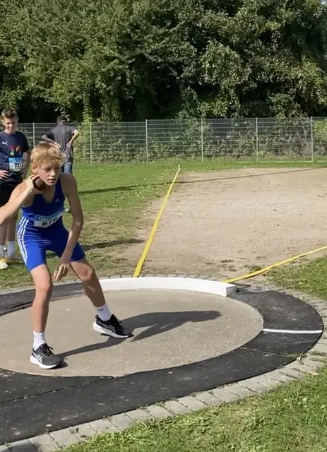 Max Schubert beim Kugelstoßen | Foto: Laura Schubert